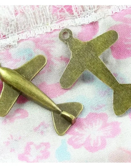 Cargue la imagen en el visor de la galería, Airplane Pendant - KB General Store
